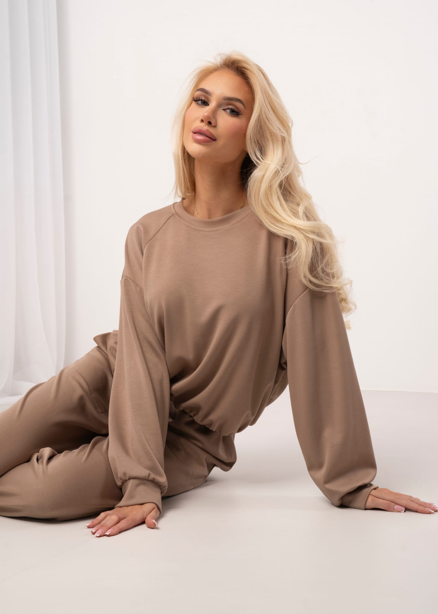 komplet-dresowy-z-bluza-typu-bombka-i-spodniami-jogger.jpg
