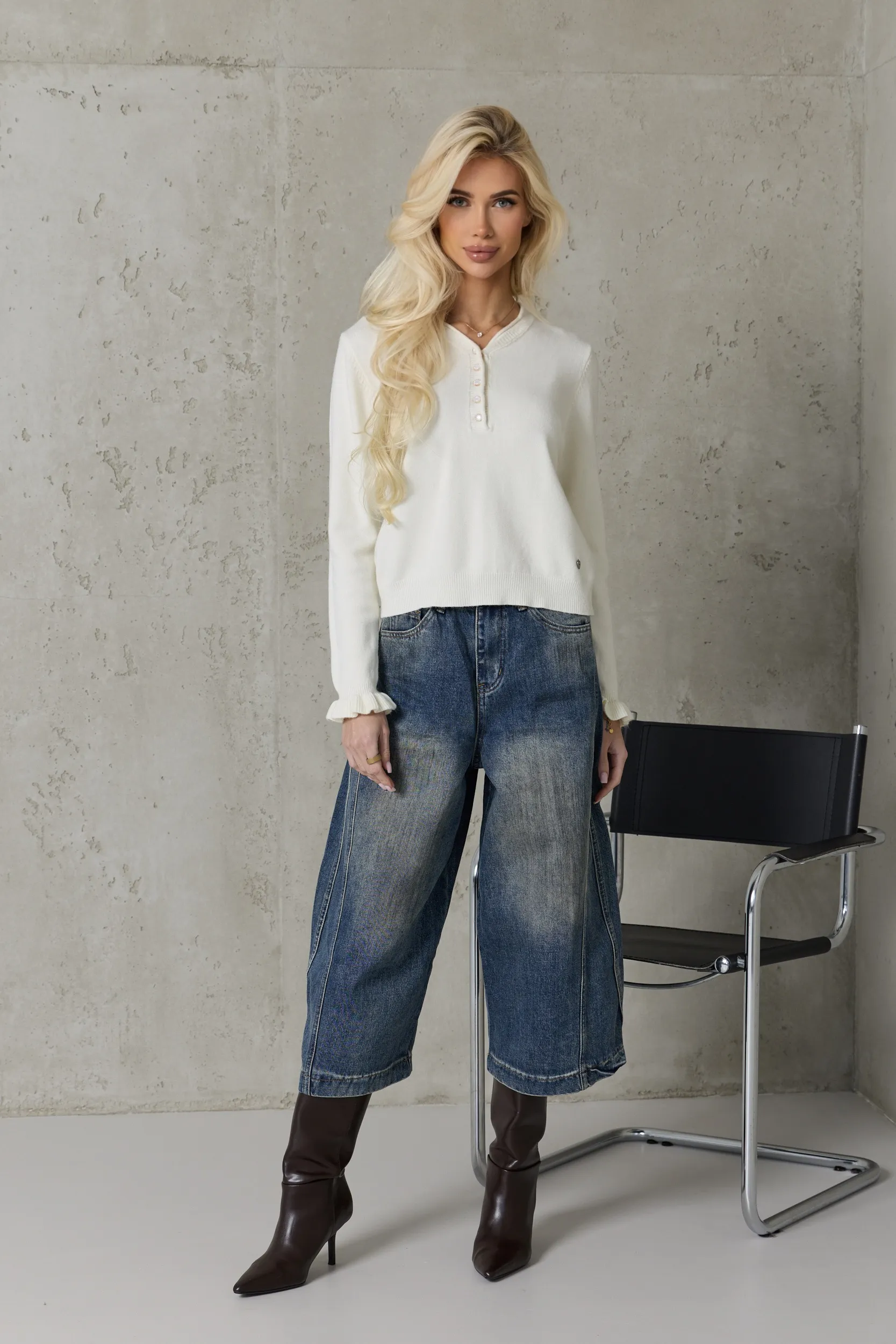 sweter-z-ozdobnymi-guzikami-i-falbankami-na-rekawach-8.jpg
