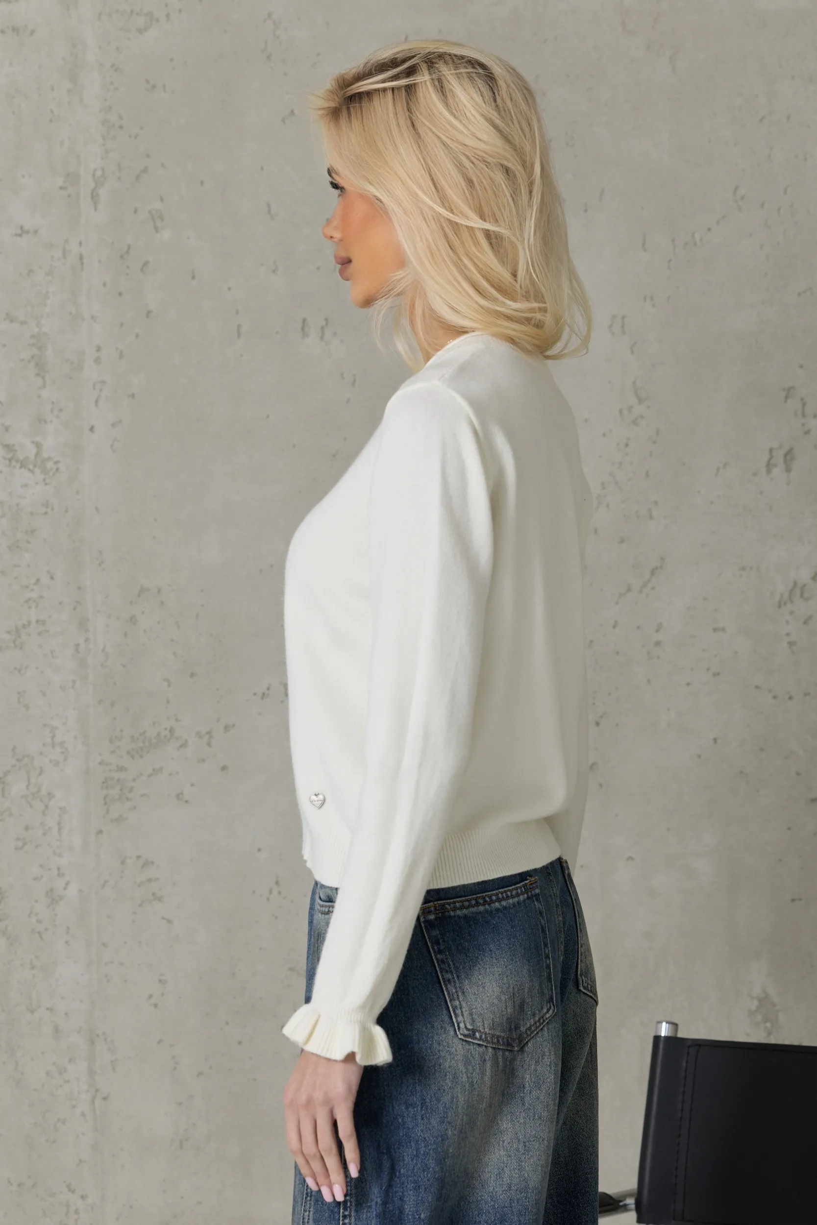 sweter-z-ozdobnymi-guzikami-i-falbankami-na-rekawach-9.jpg
