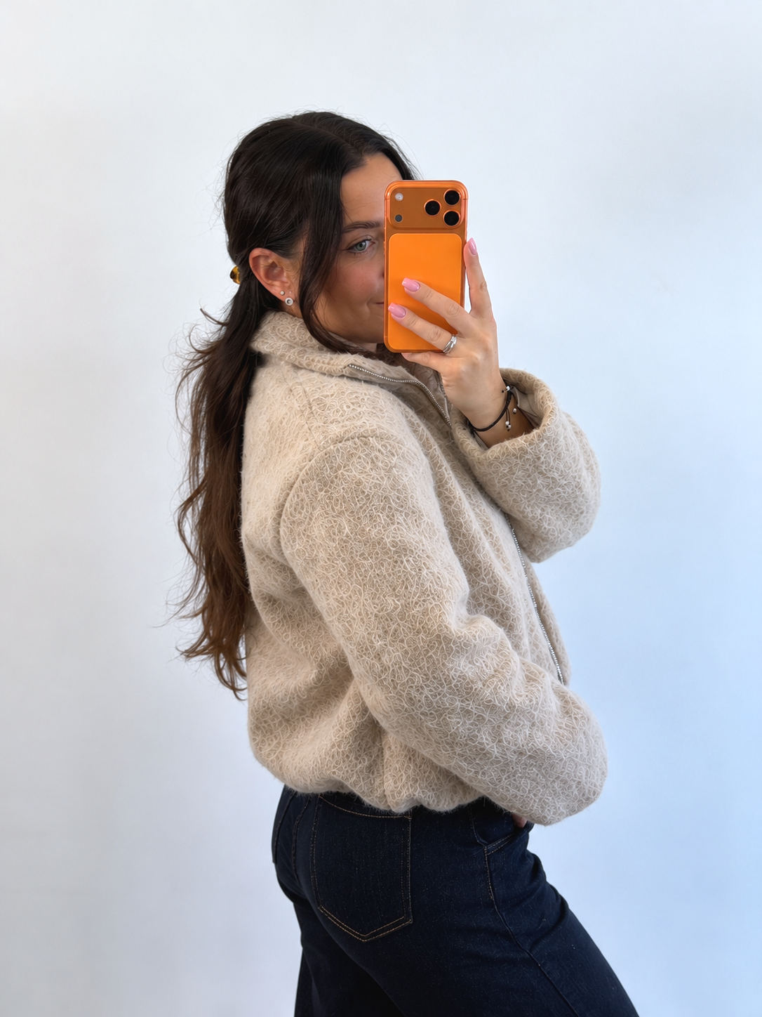 Beżowa kurtka – minimalistyczne selfie w lustrze.png